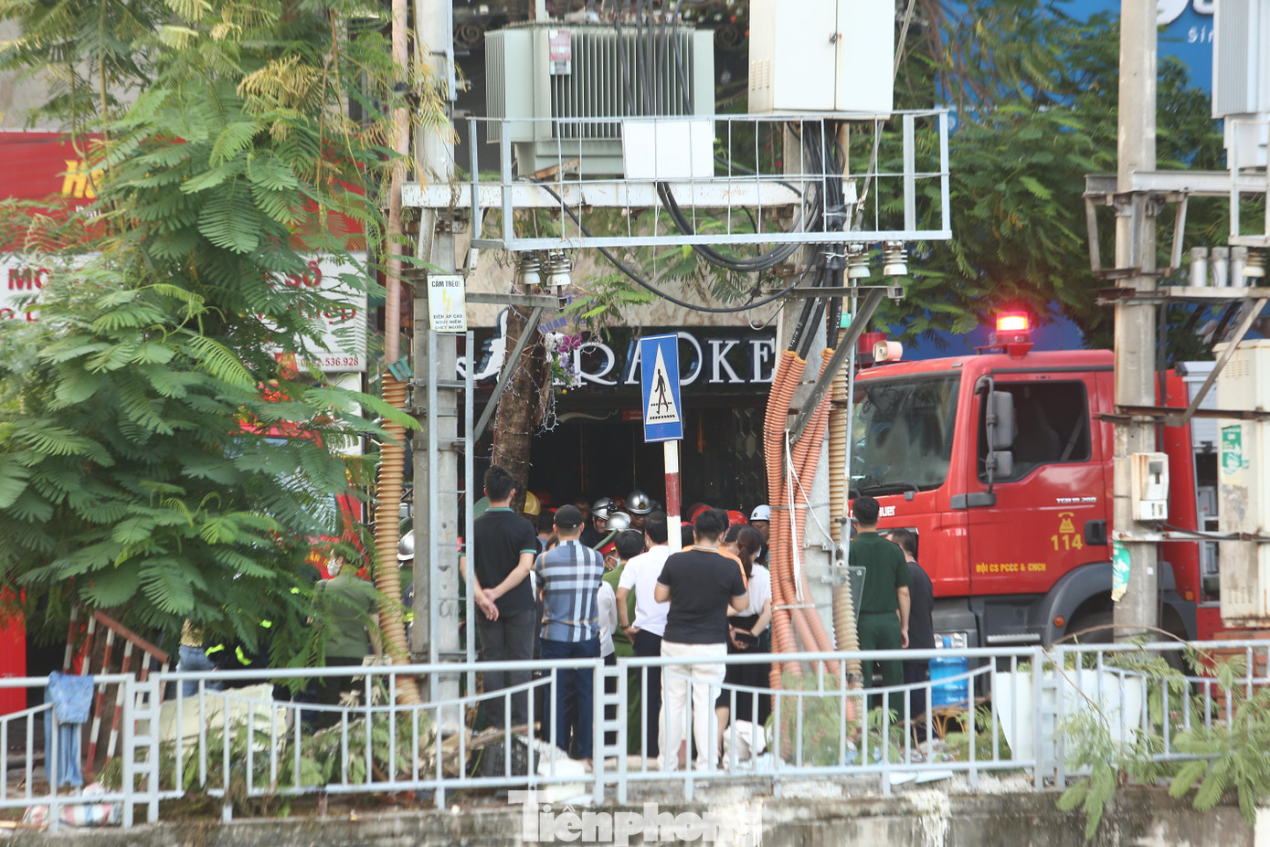 Lực lượng Cảnh sát phòng cháy, chữa cháy quận Cầu Giấy đã có mặt tại hiện trường để dập đám cháy.