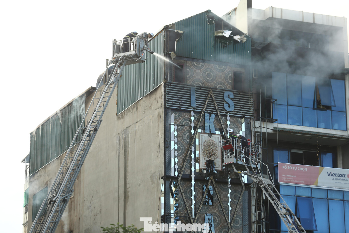 Chiều nay vào khoảng 13h ngày 1/8, xảy ra vụ cháy tại quán karaoke 4 tầng tại số 231 Quan Hoa, Cầu Giấy, Hà Nội.