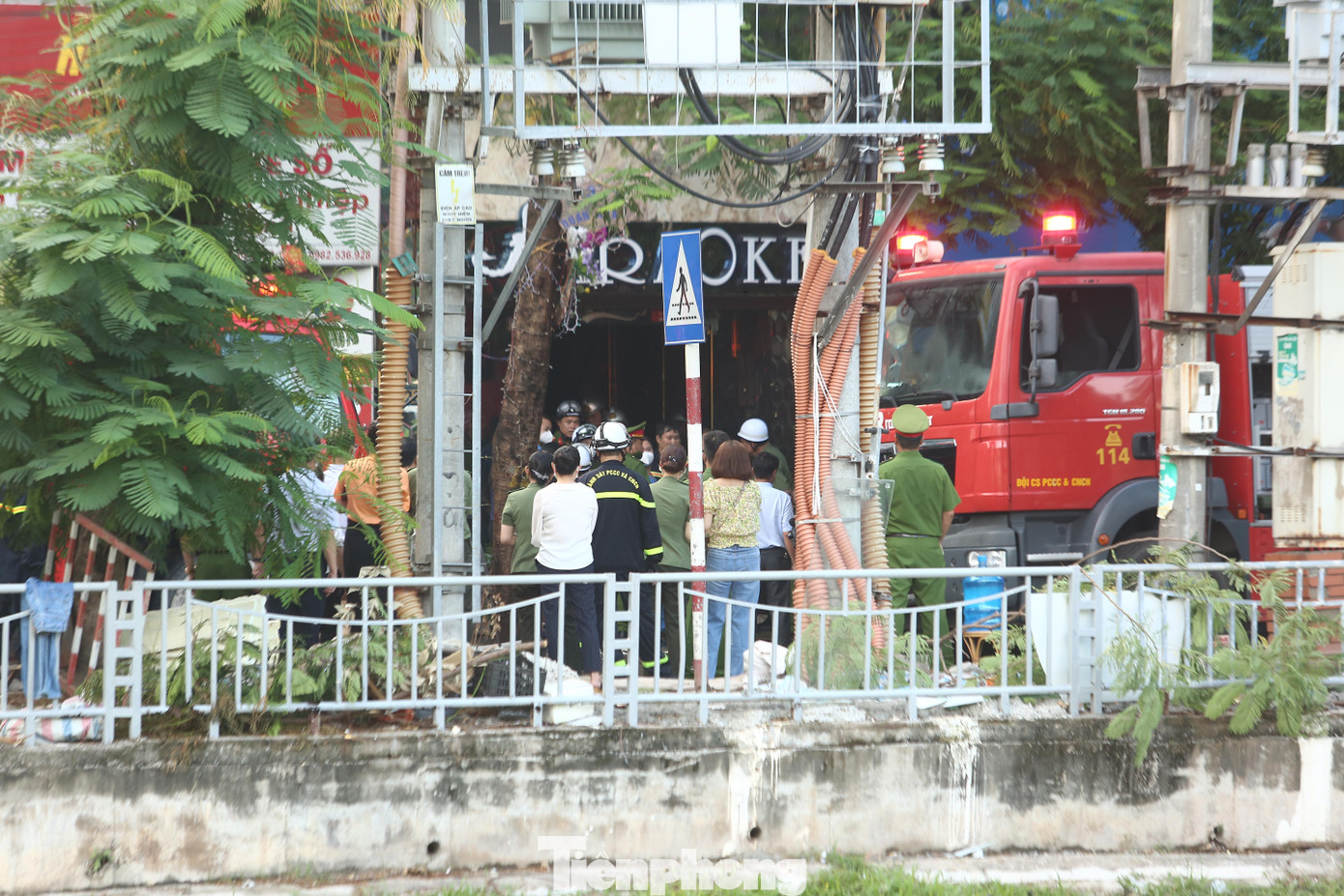 Ngay sau đó là cơn mưa lớn ở khu vực Cầu Giấy lúc 14h khiến đám cháy giảm bớt, không lan rộng.