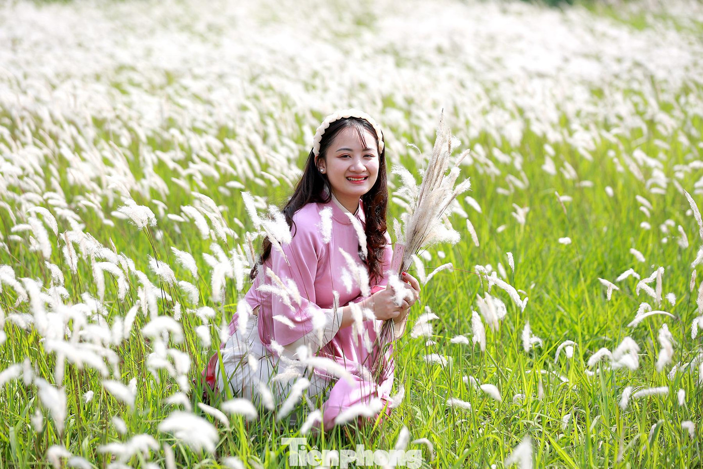 Cánh đồng lau trắng nơi đây là địa điểm lý tưởng thu hút nhiều bạn trẻ tới chụp hình ngay giữa Thủ đô.