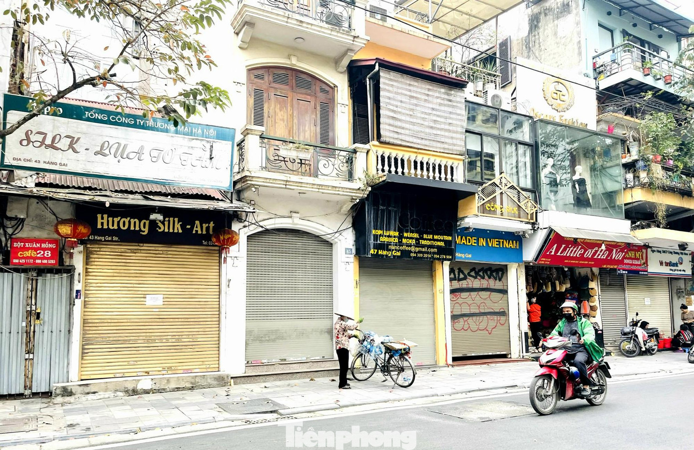 Theo ghi nhận của phóng viên báo Tiền Phong sáng ngày cuối tuần tại phố Hàng Gai (quận Hoàn Kiếm), hàng loạt cửa hàng bán đồ lưu niệm vẫn cửa đóng then cài, tạm ngừng kinh doanh.