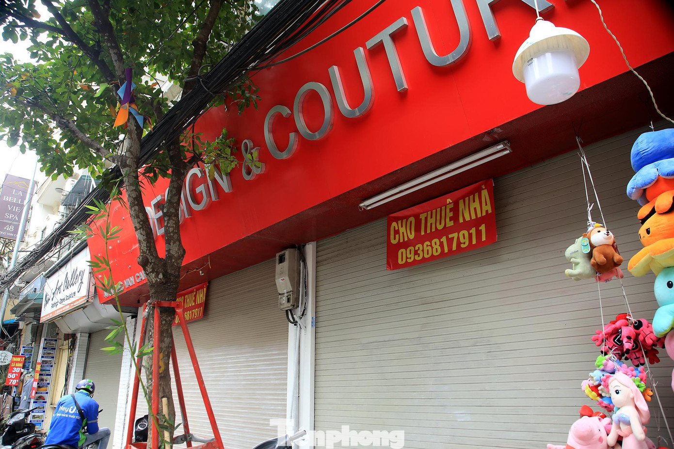 Trên nhiều tuyến phố của Thủ đô, hàng loạt cửa hàng đã treo biển sang nhượng hoặc cho thuê do ảnh hưởng của dịch COVID-19.