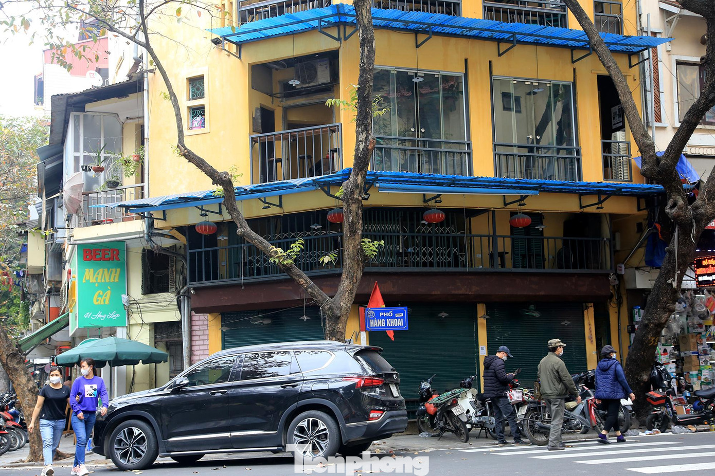 Mặc dù các dịch vụ thiết yếu như nhà hàng, dịch vụ ăn uống trên địa bàn quận Hoàn Kiếm vẫn được phép bán mang về, tuy nhiên một số cửa hàng cà phê tại phố Hàng Khoai vẫn đóng cửa, tạm ngừng kinh doanh.