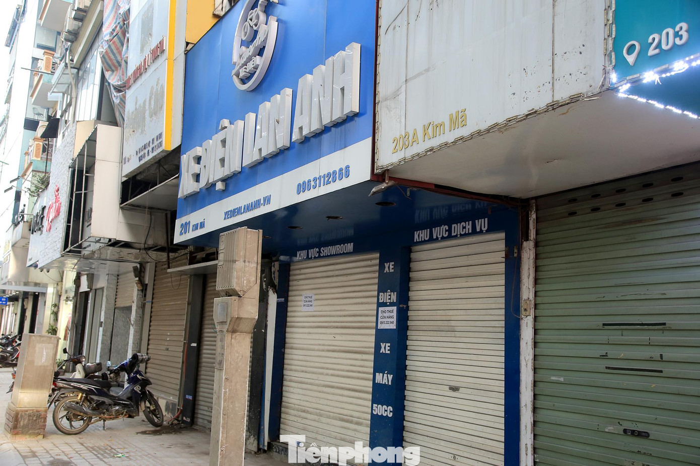 Tương tự các cửa hàng kinh doanh xe điện, thời trang...trên phố Kim Mã bị trả mặt bằng nhưng chủ nhà vẫn chưa tìm được người thuê mới.