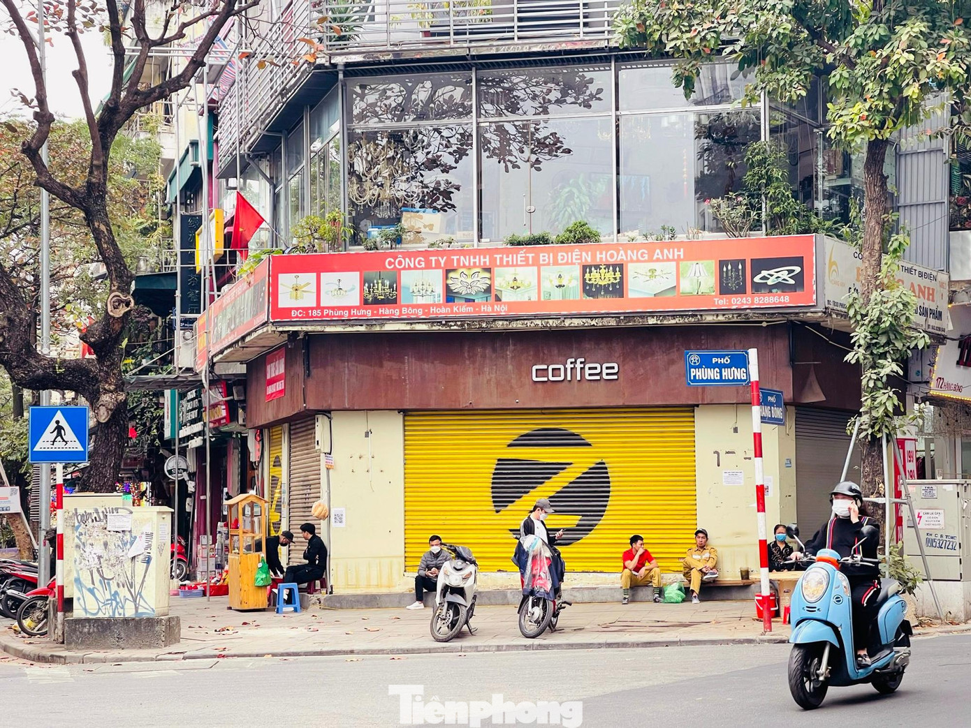 Sau khi Hà Nội liên tục thay đổi cấp độ phòng, chống dịch, trước diễn biến phức tạp của dịch COVID-19, nhiều hàng quán tại Hà Nội đã phải đóng cửa “nghỉ Tết sớm” bất đắc dĩ vì ế ẩm.