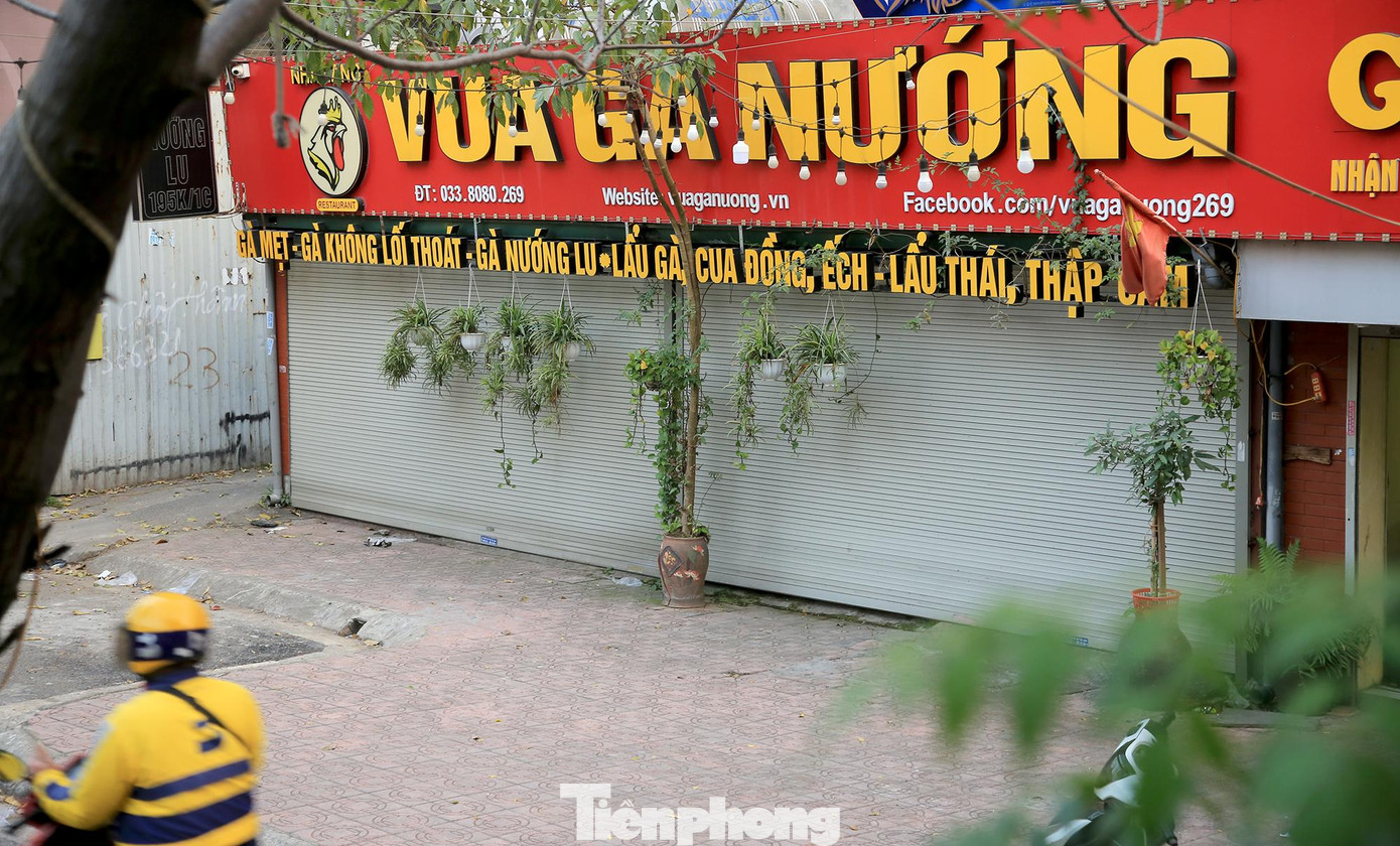 Nhiều hàng quán dù được phép kinh doanh bán mang về nhưng vẫn lựa chọn giải pháp tạm ngừng kinh doanh.