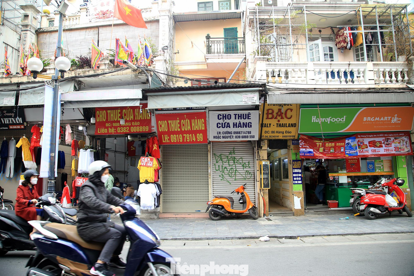 Mặt bằng phố Hàng Đào vốn dĩ đắt đỏ, sầm uất trước đây nay cũng treo biển cho thuê cửa hàng hàng loạt.