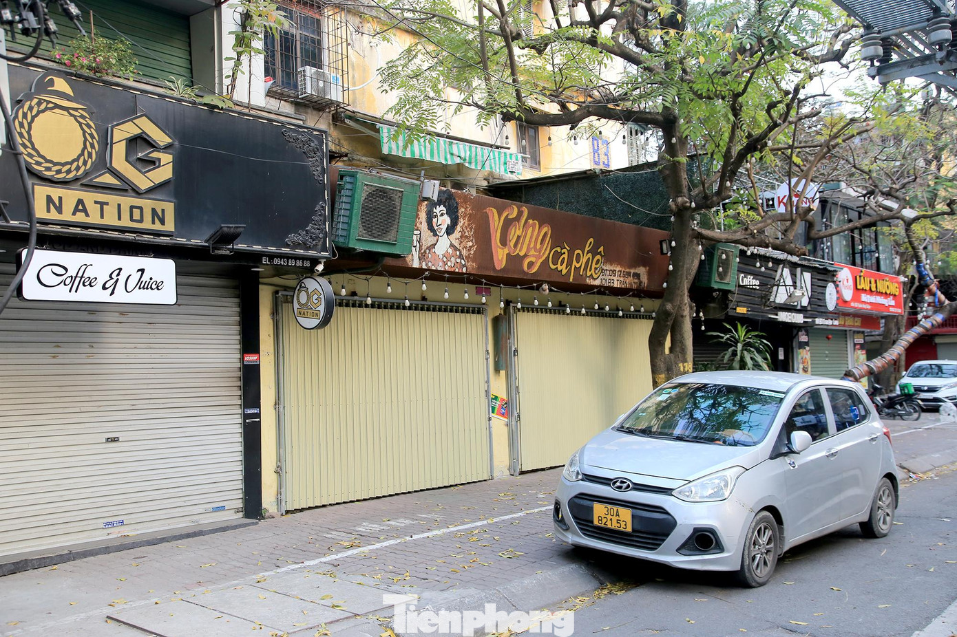 Nhiều quán cà phê, ăn uống tại quận Đống Đa dù dù được phép kinh doanh nhưng cũng phải tạm thời đóng cửa vì quá ế khách.