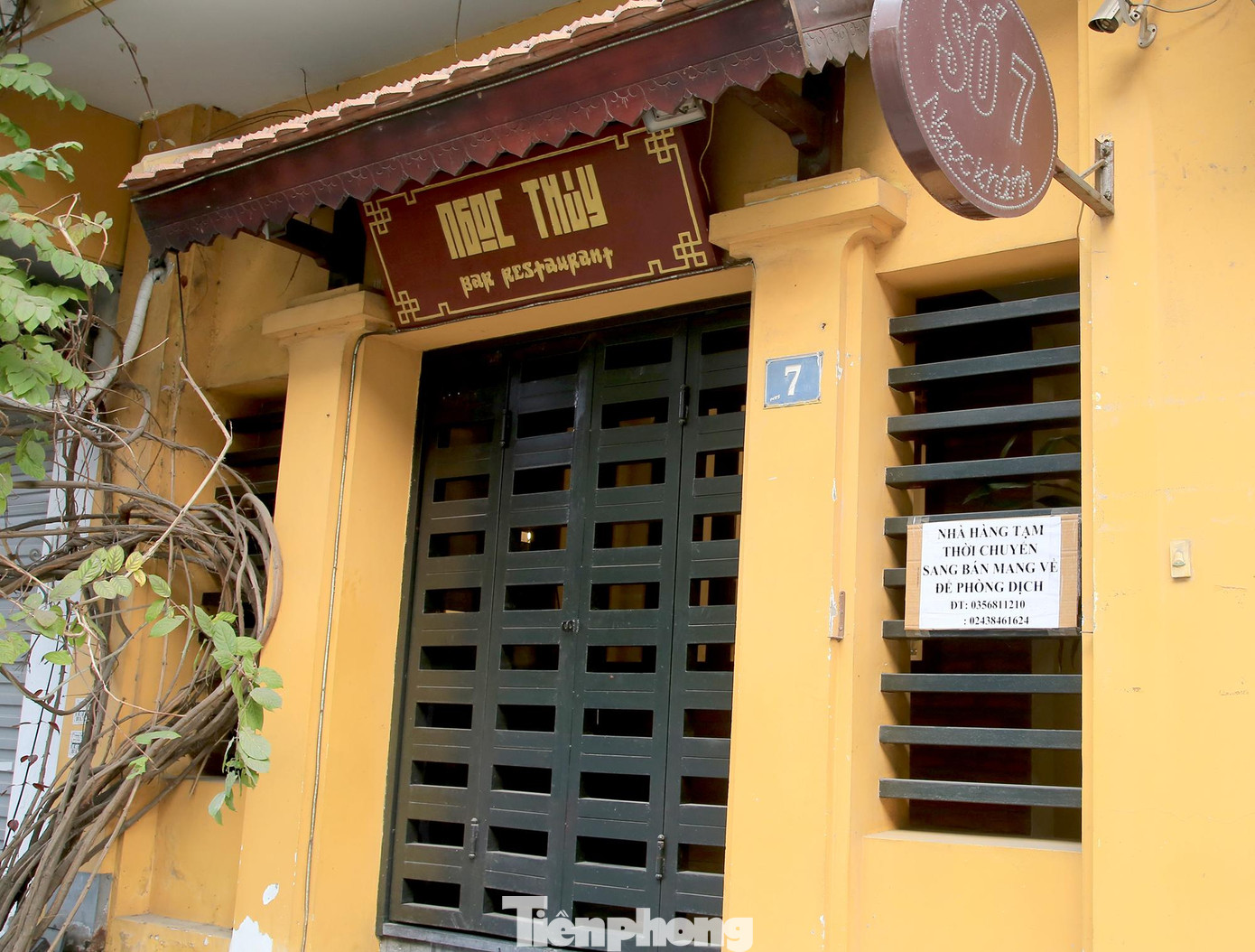 Mặc dù treo biển bán hàng mang về nhưng nhà hàng trên phố Ngọc Khánh, quận Ba Đình cũng đóng cửa.