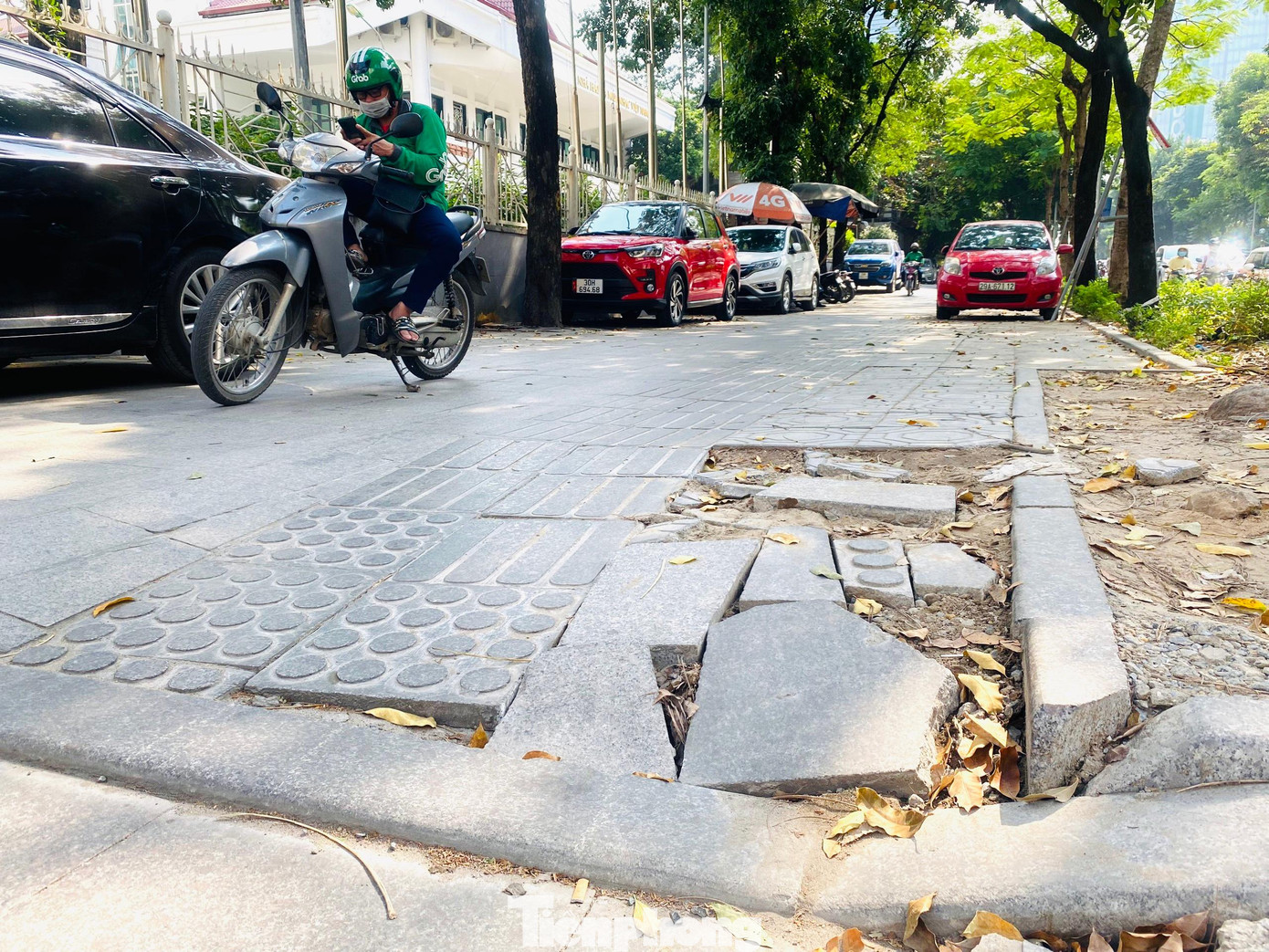 Dù mới được vào sử dụng vài năm nhưng một số đoạn vỉa hè trên nhiều tuyến phố ở Hà Nội được lát đá tự nhiên có tuổi thọ lên tới 50 đến 70 năm đã xuống cấp trầm trọng, nát bươm, nứt vỡ nhanh chóng.