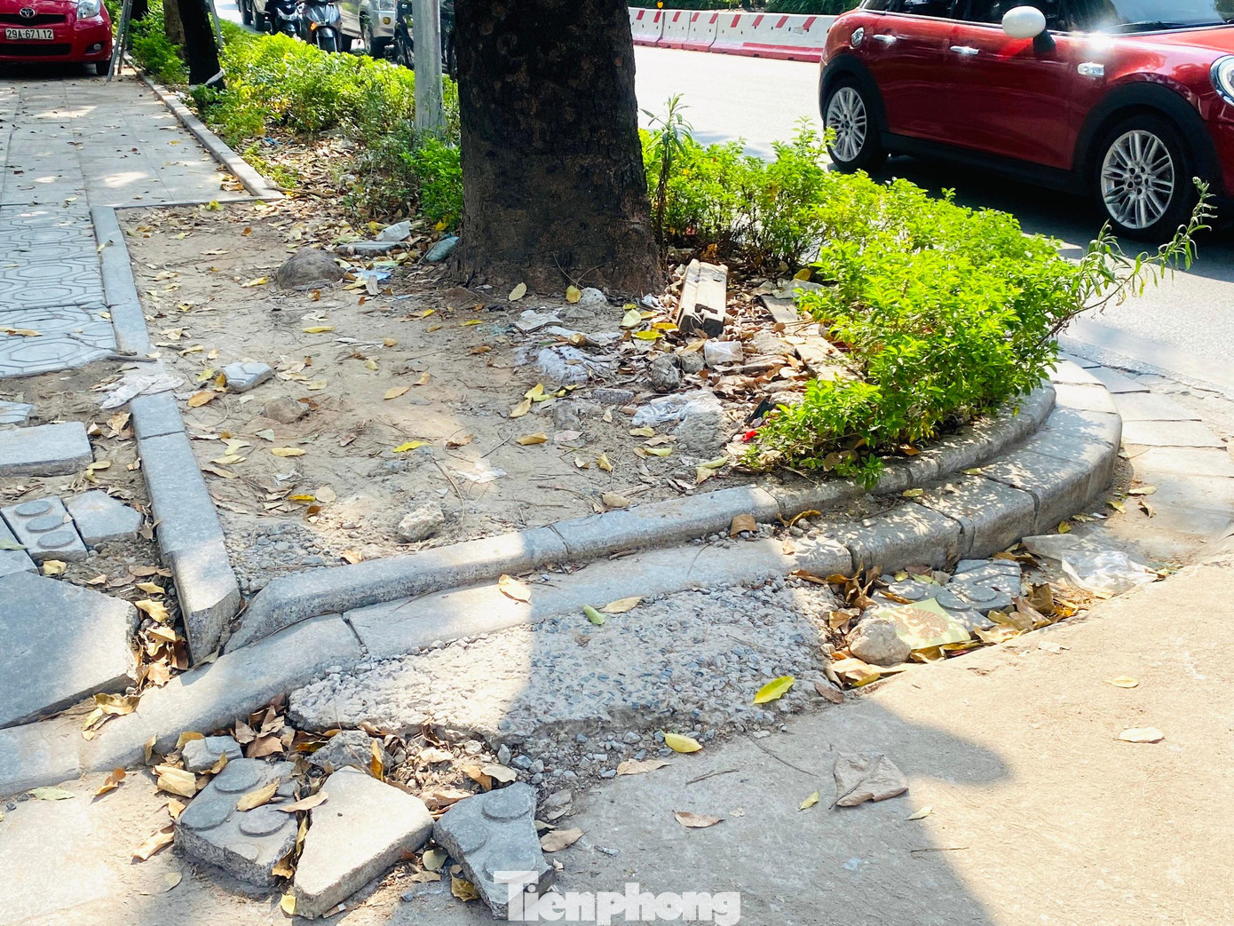 Từ cuối năm 2016, TP Hà Nội ban hành quy định mới về cải tạo hè phố, theo đó, mục tiêu đến năm 2020, vỉa hè của hơn 900 tuyến đường tại 12 quận nội thành được thay thế từ gạch truyền thống sang đá tự nhiên có kết cấu bền vững với tuổi thọ lên đến 70 năm...