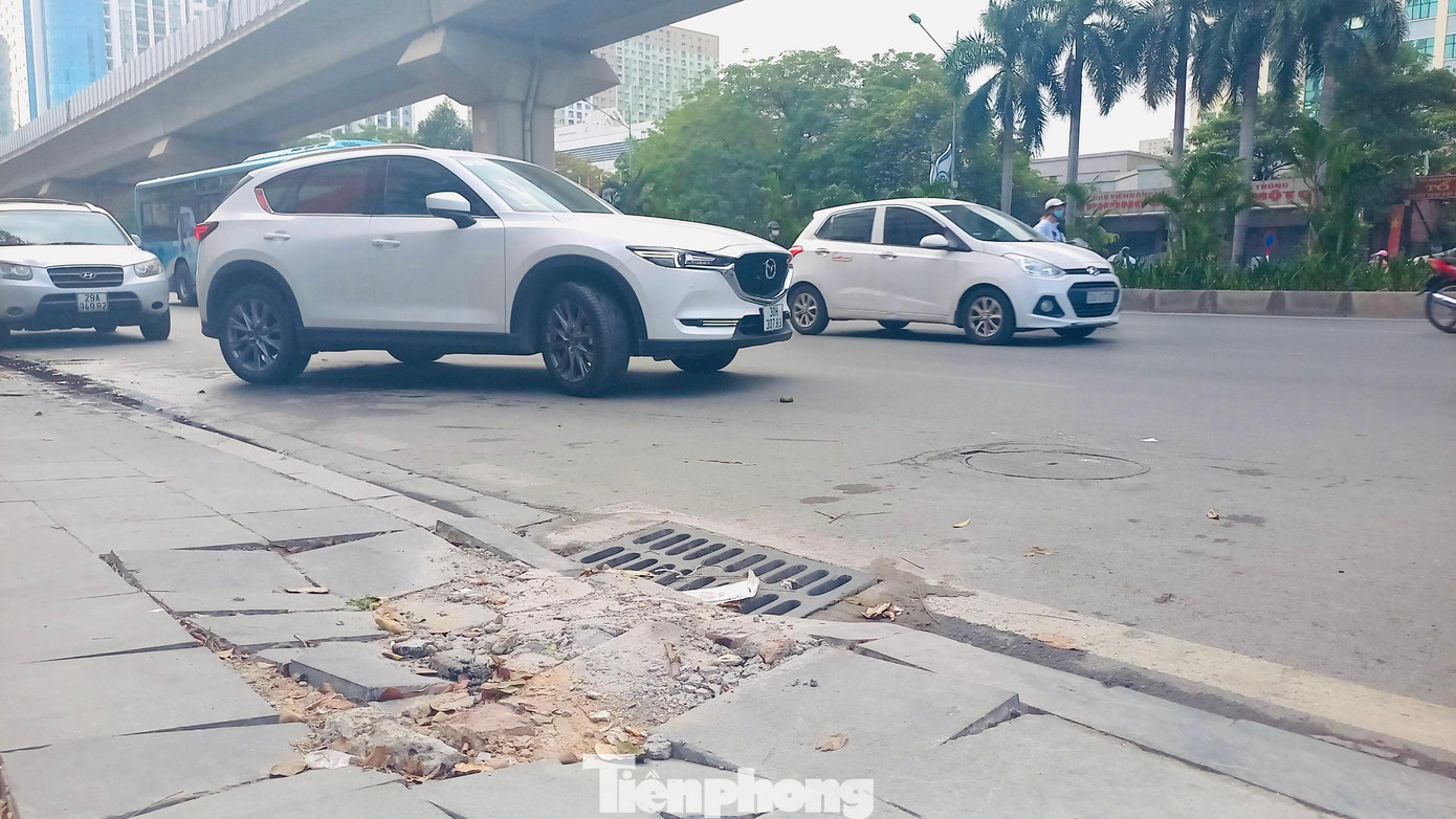 Đi dọc tuyến phố Trần Phú (quận Hà Đông, Hà Nội), không khó bắt gặp nhiều đoạn vỉa hè được lát gạch đá tự nhiên từ năm 2017 nhưng đã vỡ bề mặt, các viên gạch bị bật lên.