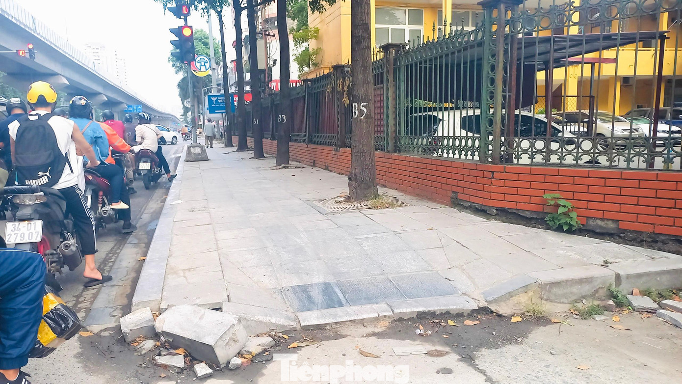 Nhiều viên đá bó vỉa hè với kích thước lớn bị bong tróc, nằm ngổn ngang gây nguy hiểm cho người đi đường.