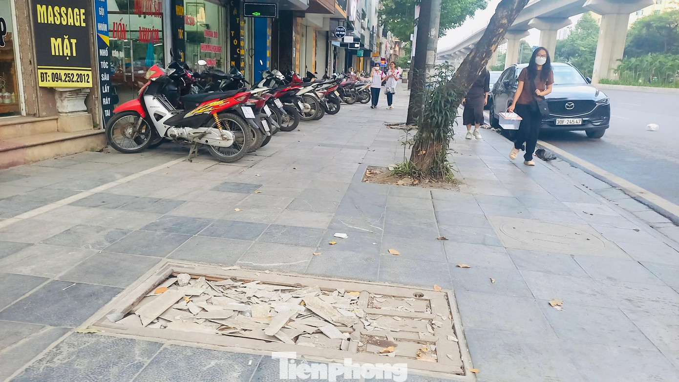 Vỉa hè xuống cấp nghiêm trọng, gạch vỡ nát tại phố Trần Phú (quận Hà Đông).