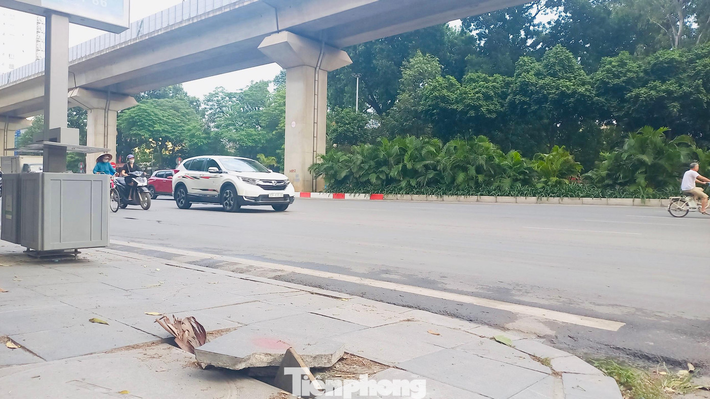 Gạch vỡ, lổn nhổn bỗng chốc hoá thành cái hố bẫy rình rập nguy hiểm cho người tham gia giao thông nhất là vào các buổi tối.