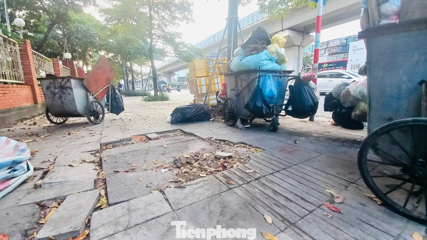 Tại phố Nguyễn Trãi (quận Hà Đông) cùng với vỉa hè đã biến thành điểm tập kết rác thải.