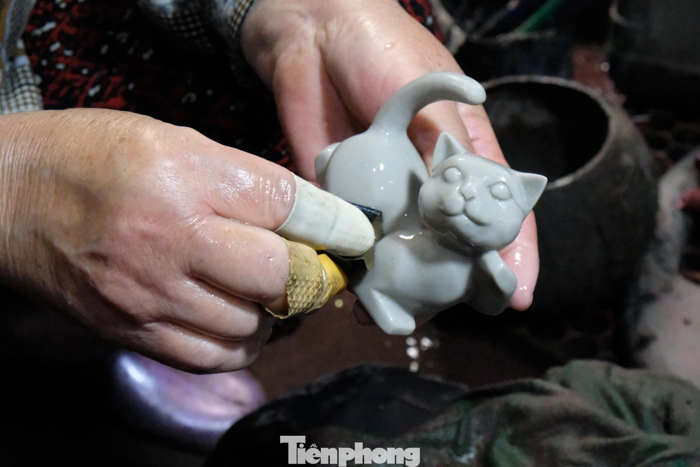 Công đoạn chế tác tinh xảo, phủ lớp sơn mài trên tay những nghệ nhân lành nghề...