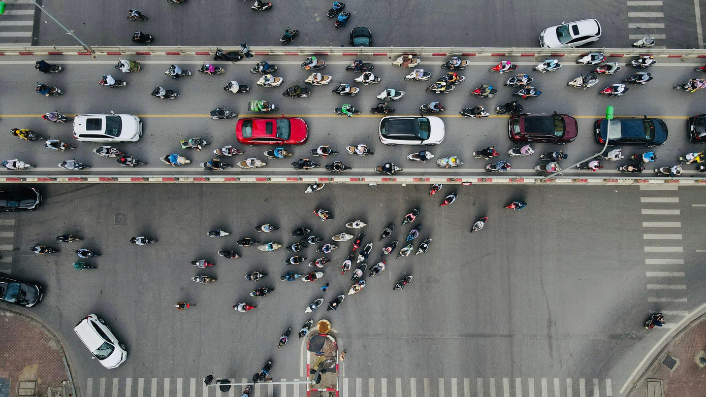 Ghi nhận tại điểm nút giao Hoàng Minh Giám - Trần Duy Hưng; Hoàng Minh Giám - Nguyễn Thị Thập, giao thông khá thông thoáng. Ghi nhận tại điểm nút giao Hoàng Minh Giám - Trần Duy Hưng; Hoàng Minh Giám - Nguyễn Thị Thập, giao thông khá thông thoáng.
