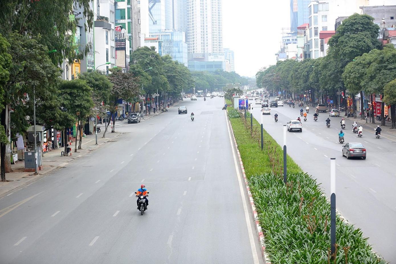 Đối lập hình ảnh ùn tắc tại cửa ngõ Thủ đô, giao thông nội đô lại thông thoáng tại hầu khắp các điểm nóng.