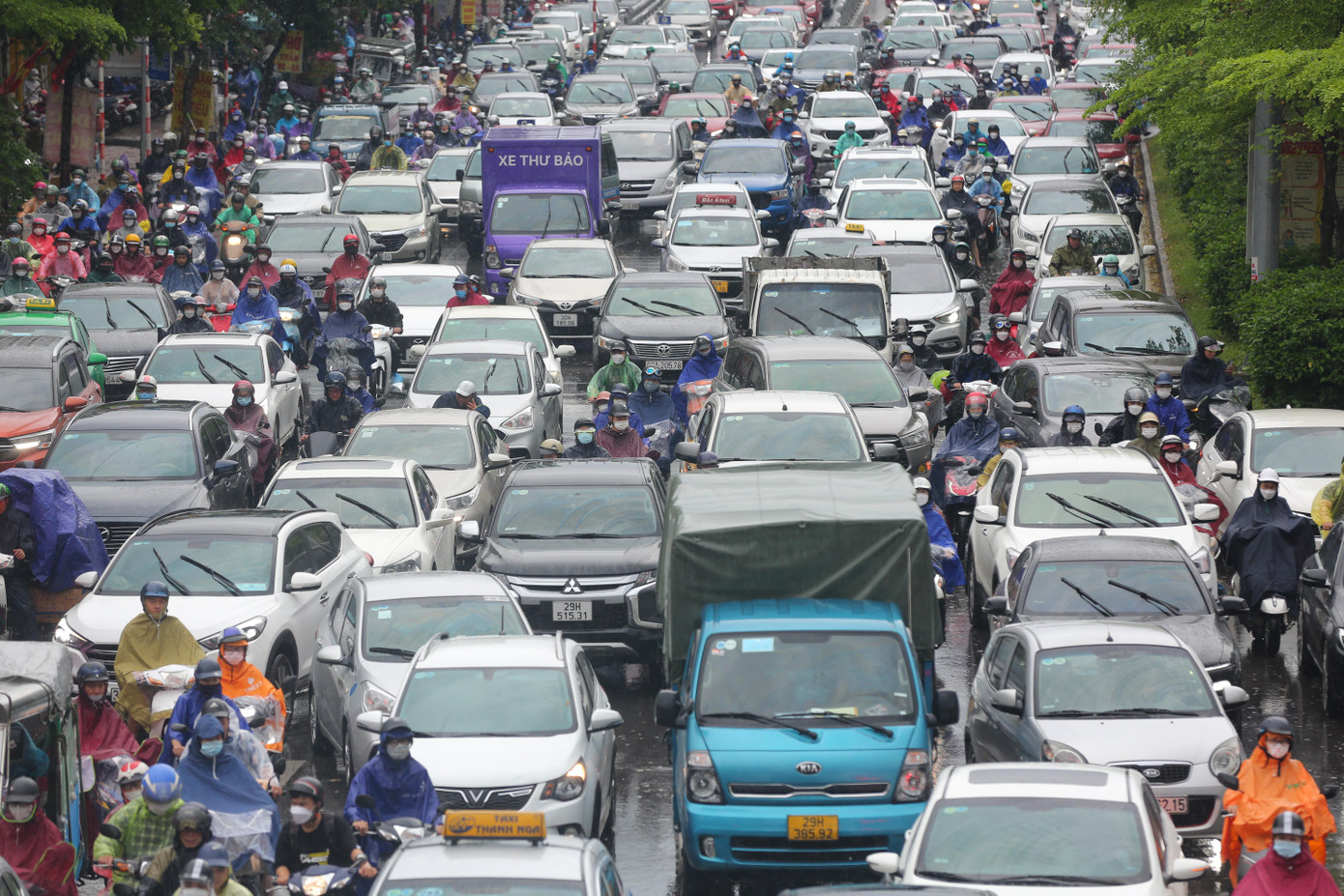 Cơn mưa dai dẳng kéo dài suốt nhiều giờ đồng hồ sáng nay khiến các phương tiện di chuyển gặp nhiều khó khăn.