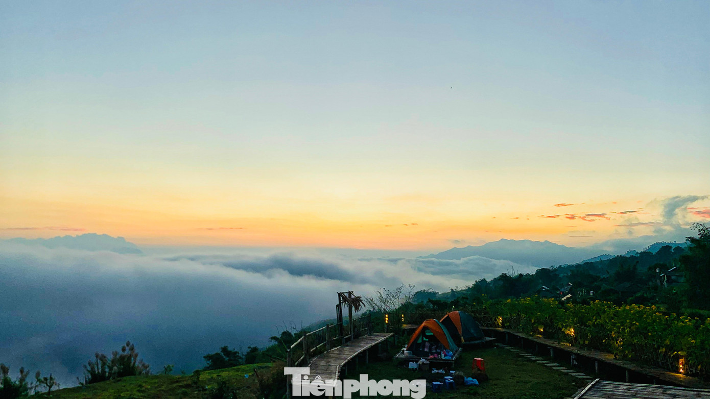 Bốn bề xung quanh là mây trắng bồng bềnh.