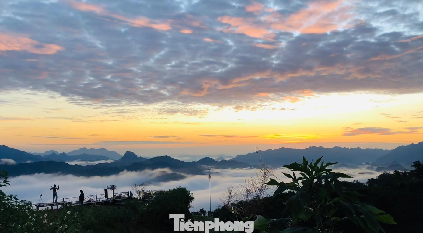 Nà Bai là một bản làng dân tộc thuộc tỉnh Sơn La, cách trung tâm Hà Nội khoảng 150km. Đây là nơi sinh sống của người dân tộc Dao, Thái, Mường, Mông...