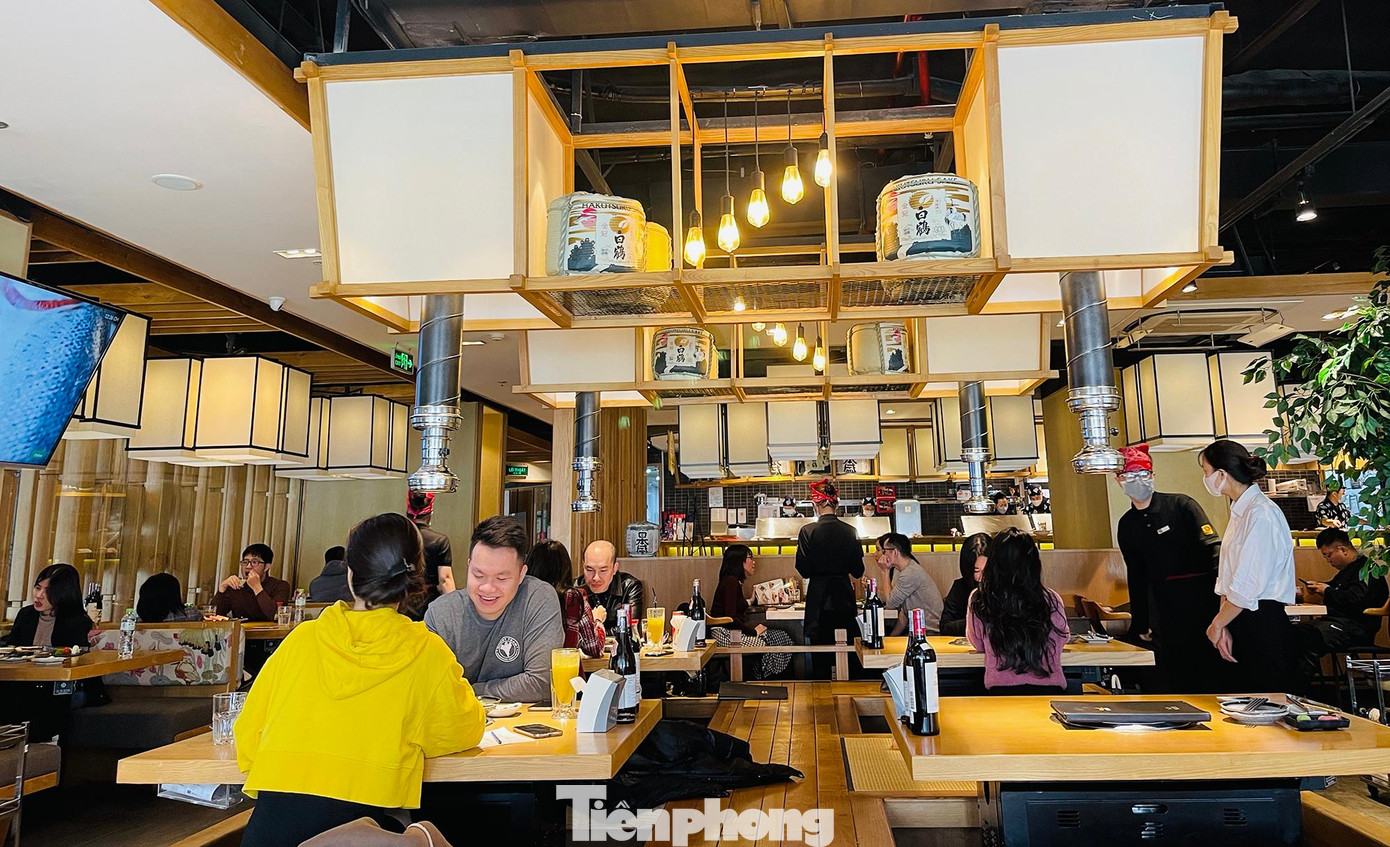 "Chúng tôi nhận order của khách hàng từ ngày hôm trước, hôm nay khách lẻ đến sẽ không còn bàn", chị M quản lý chuỗi nhà hàng Nhật tại phố Thái Hà chia sẻ.