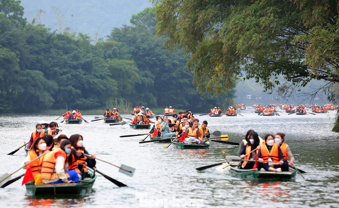 Giá vé tham quan khu du lịch Tràng An đối với người lớn là 250.000 đồng, trẻ em 120.000 đồng, du khách được ngồi thuyền tham quan các điểm theo tuyến du lịch.