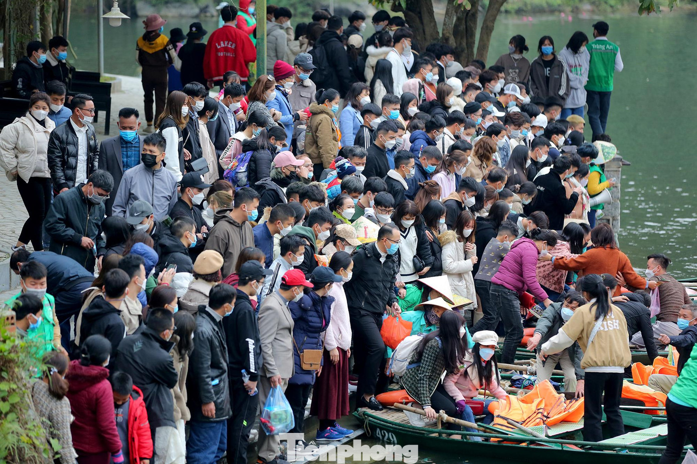 Đến bến thuyền hành khách vẫn phải đợi khá lâu mới đến lượt lên thuyền đi du xuân.