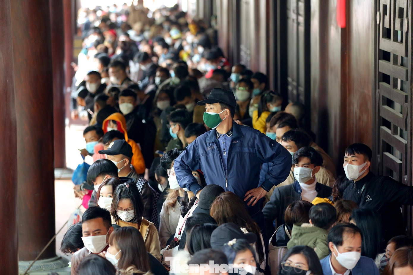 Ngày cuối tuần, dù đường xuống bến thuyền đã được phân luồng, nhưng do lượng khách đến quá đông nên tuyến đường đi này chật kín người.