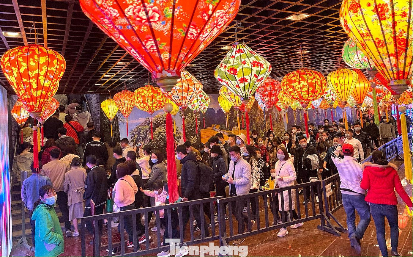 Đoàn người nối tiếp nhau trong tuyến đường hầm đi bộ dẫn xuống bến thuyền.