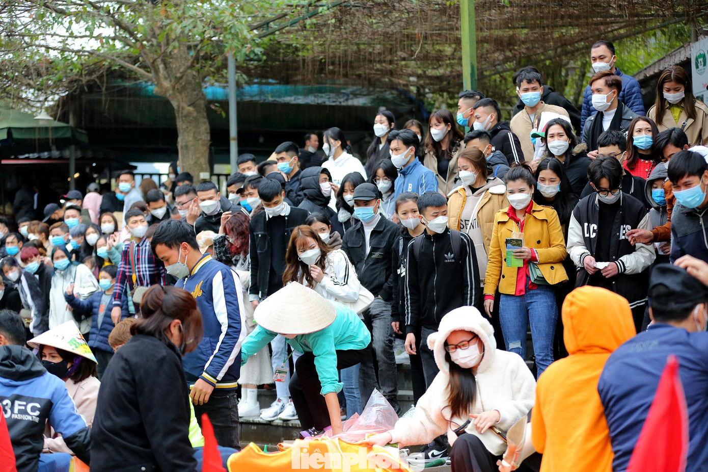 Tại bến thuyền Tràng An cũng đông kín người chờ đến lượt lên thuyền đi tham quan.