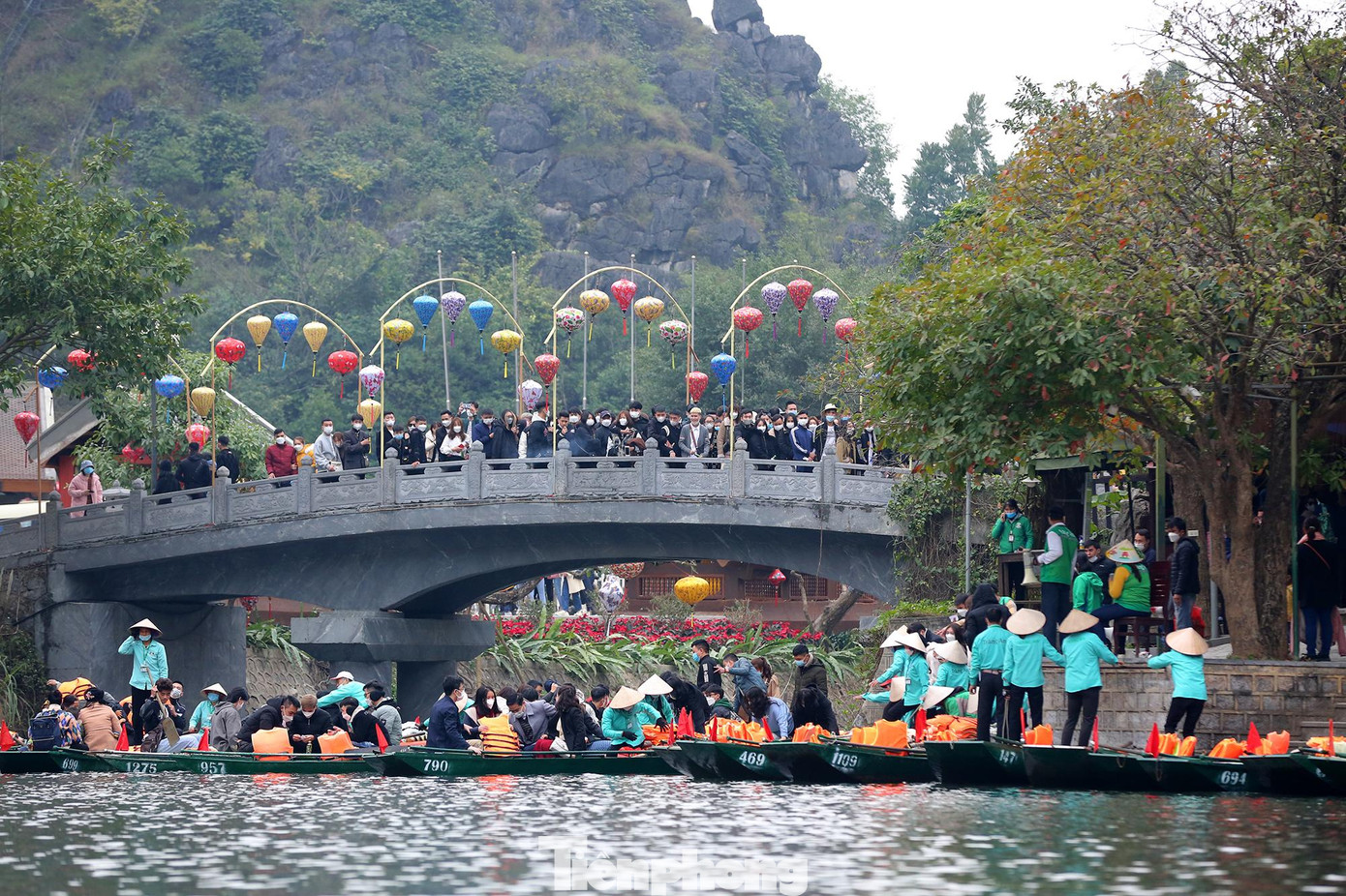 Hàng ngàn người nối đuôi nhau ken chật cứng trên cầu và dưới bến thuyền.