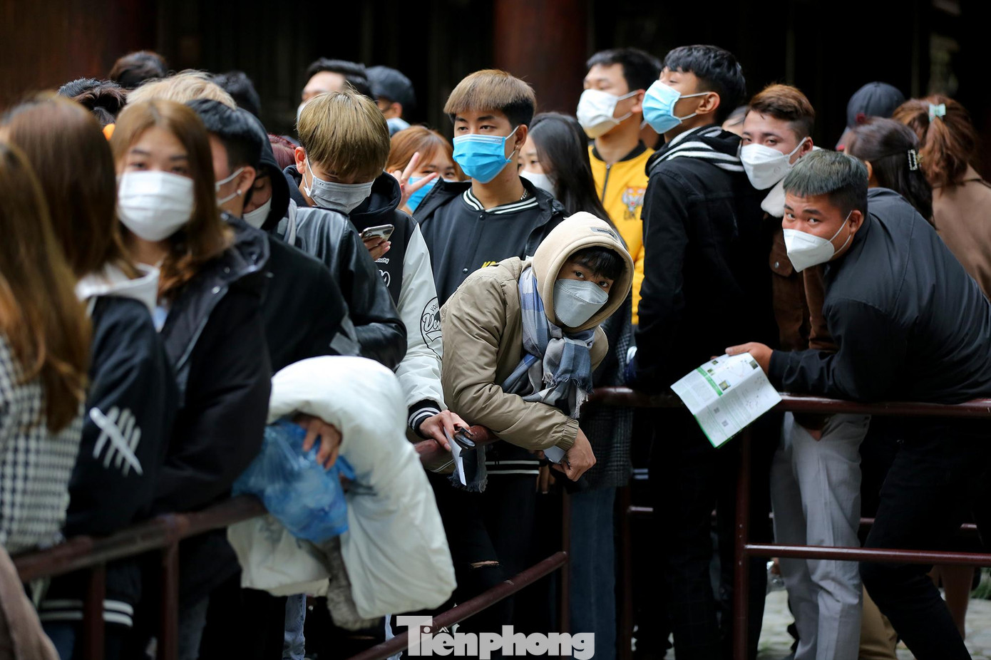 Sự mệt mỏi vì phải đứng xếp hàng quá lâu hiện rõ trên gương mặt của du khách.