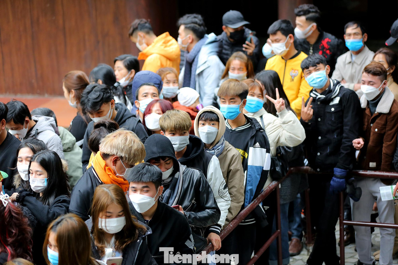 Phía bên trong, hàng dài người vẫn kiên nhẫn nối đuôi nhau nhích từng chút một.