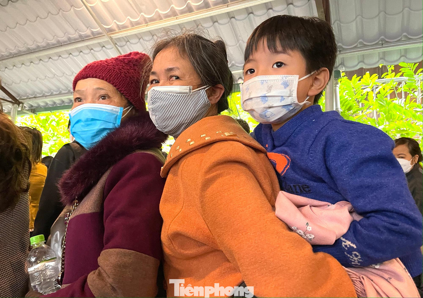 Bà Nguyễn Thị M ở Phủ Lý (Hà Nam) chia sẻ: "Gia đình phải xếp hàng ngót nghét 2 tiếng đồng hồ mới mua được vé và xuống đến bến thuyền".