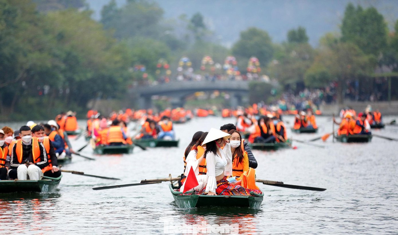 Năm nay, khu du lịch Tràng An có 3 tuyến tham quan, ngoài hai tuyến cũ, mới đây Tràng An đã tiếp tục đưa vào khai thác thêm một tuyến tham quan đường thủy mới cũng rất hút du khách.