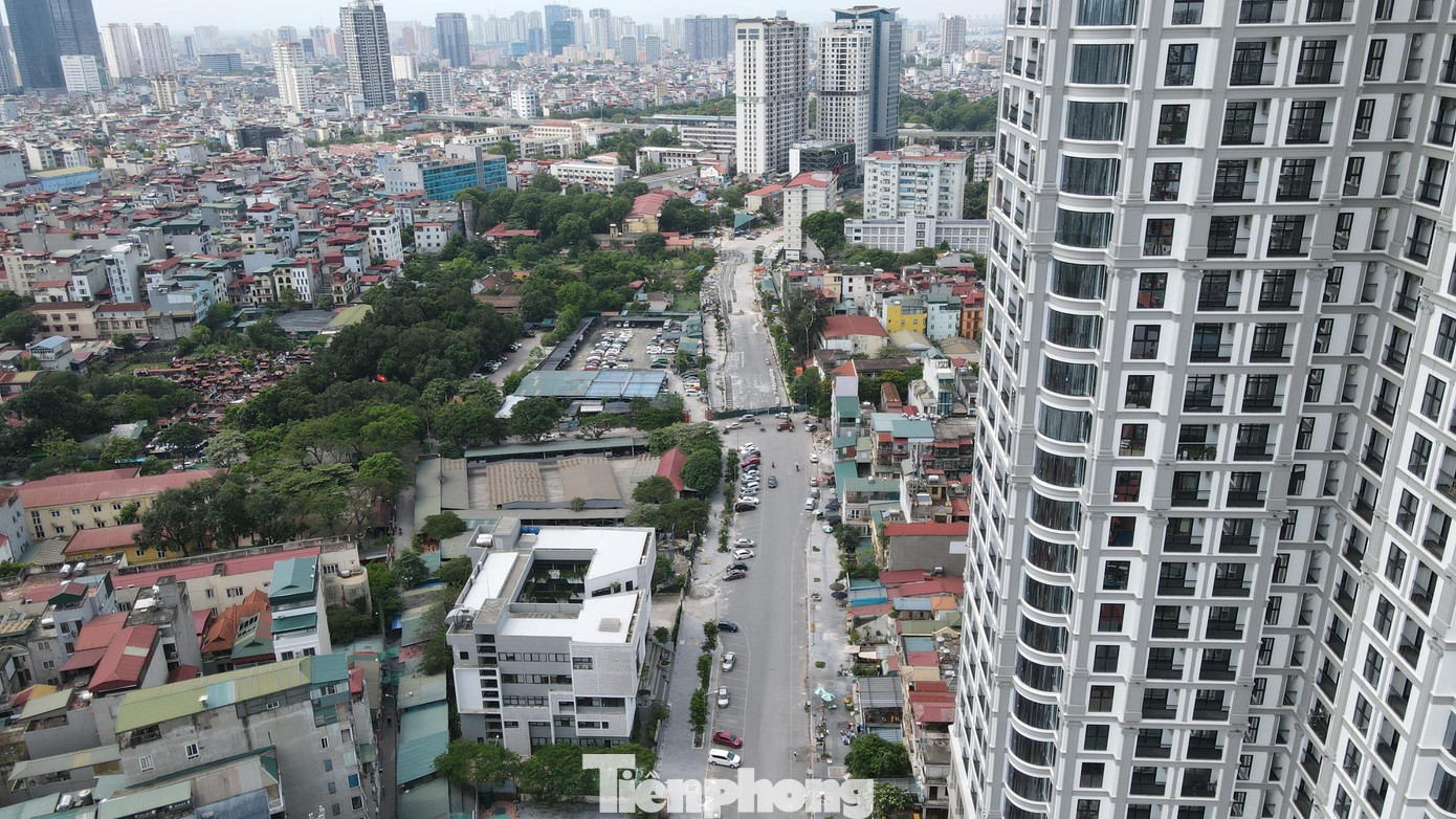 Thời điểm hiện tại, dự án đã hoàn thành được khoảng 70% khối lượng công việc. Các công nhân đang tập trung thi công phần mặt đường và lát đá vỉa hè, dự kiến trong tháng 6 sẽ hoàn thành.