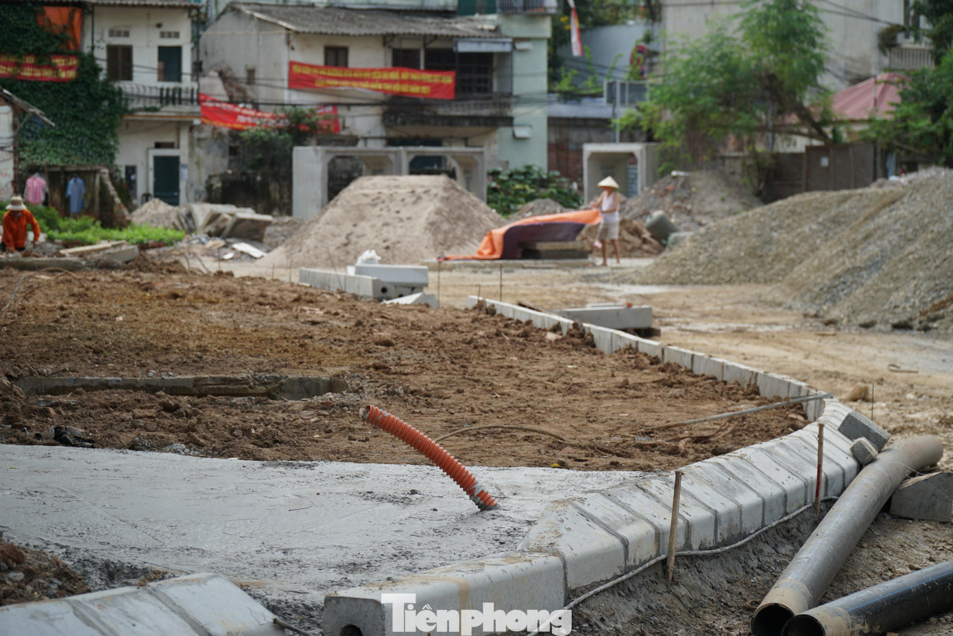 Theo đại diện Ban QLDA đầu tư xây dựng quận Đống Đa (Hà Nội) cho biết, đến thời điểm hiện tại vẫn một số hộ dân chưa GPMB theo tiến độ.