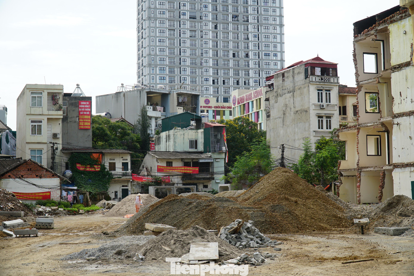 Cũng theo đại diện Ban QLDA đầu tư xây dựng quận Đống Đa (Hà Nội) cho biết: "Trong tháng 6 và tháng 7 tới đây, các đơn vị chức năng sẽ kiên quyết tiến hành cưỡng chế các hộ dân này để kịp bàn giao mặt bằng cho nhà thầu thi công".