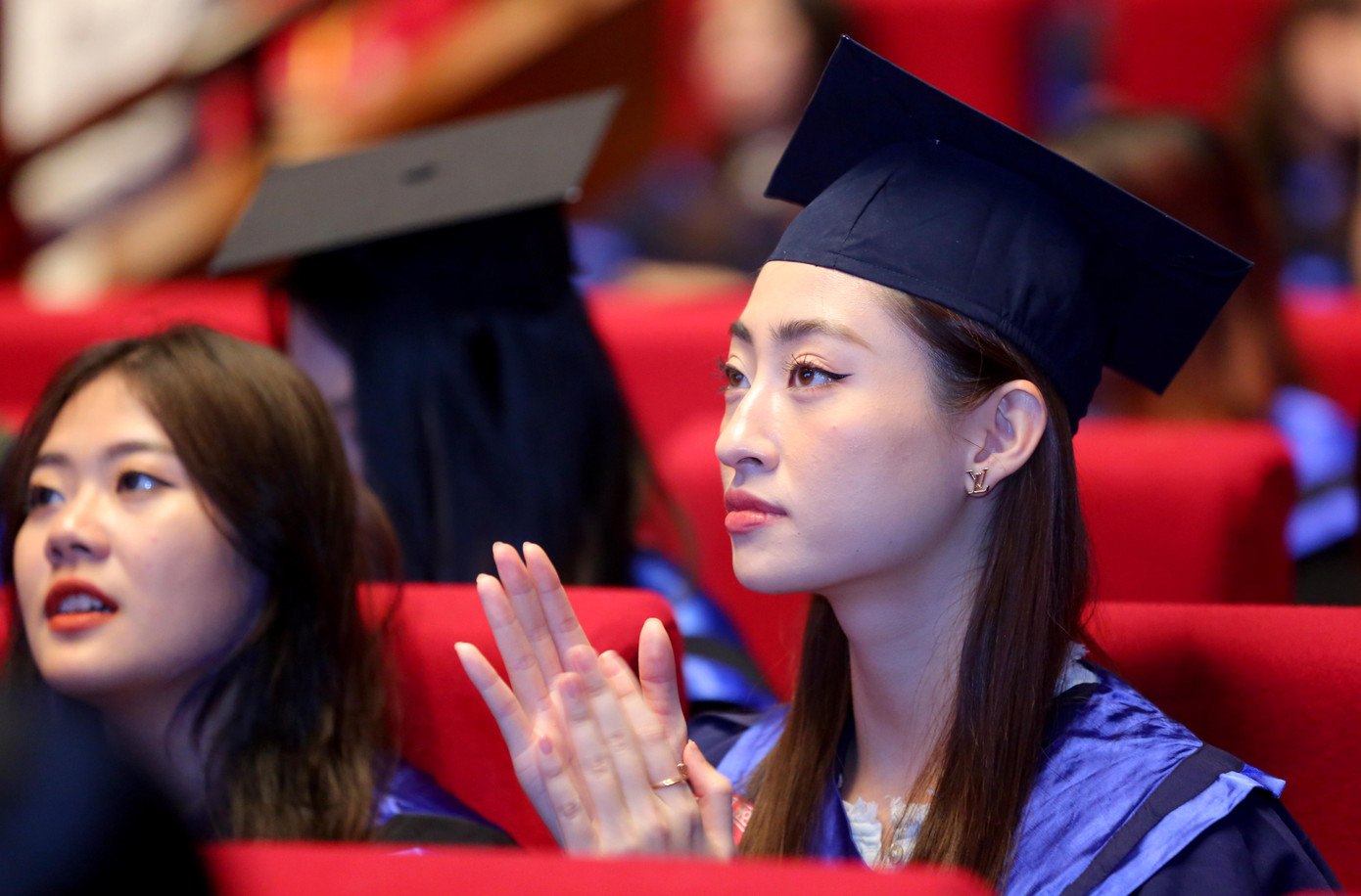 Hiện bên cạnh các hoạt động nghệ thuật, Lương Thuỳ Linh cũng tham gia nhiều talkshow truyền cảm hứng và có những hoạt động cộng đồng ý nghĩa.