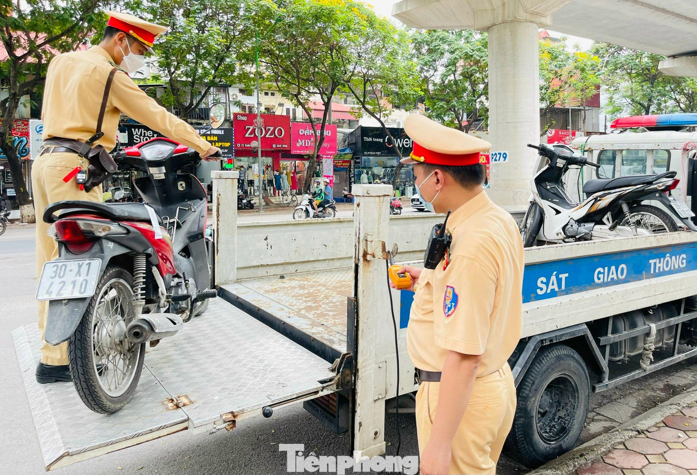 Chia sẻ với báo Tiền Phong, đại úy Triệu Quang Tú - Đội CSGT số 6 cho biết: "Qua công tác tuần tra, kiểm soát, số lượng tài xế vi phạm hầu hết là các trường hợp người điều khiển xe gắn máy. Đối với các tài xế ôtô, cơ bản đã chấp hành nghiêm Luật phòng chống tác hại bia rượu theo Nghị định 100".