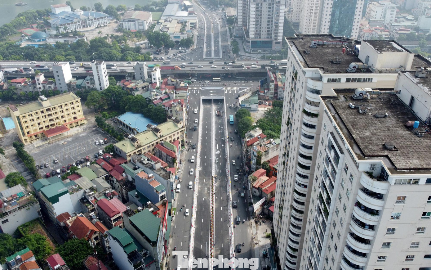 Hầm chui tại nút giao Lê Văn Lương - vành đai 3 là dự án giao thông trọng điểm được khởi công từ tháng 10/2020. Theo thiết kế, dự án dài 475 m. Trong đó, phần hầm kín dài 95 m, hầm hở và gờ chắn dẫn vào hầm kín dài 380 m với 4 làn xe.