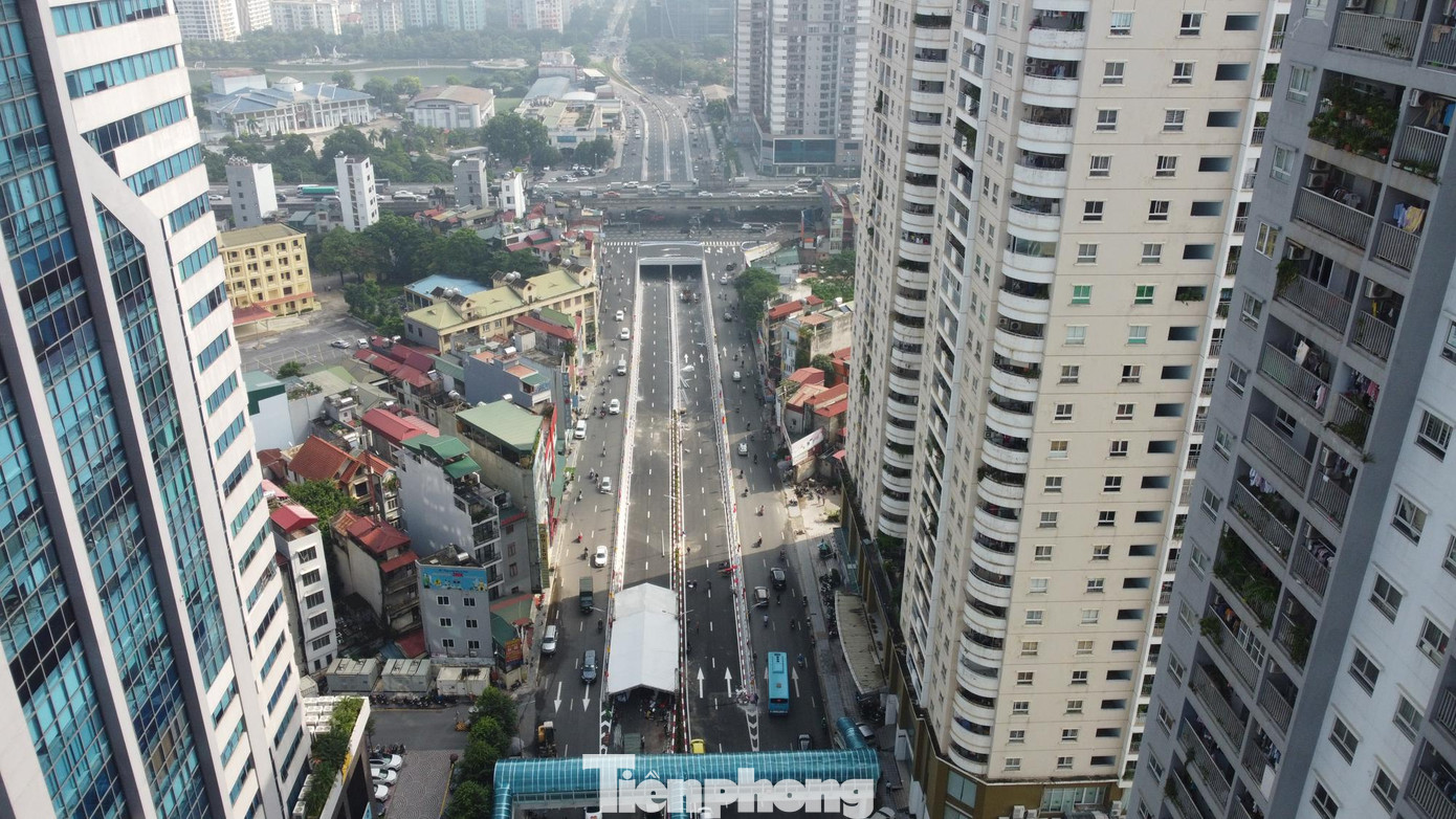 Mặt đường đã được thảm nhựa và kẻ vạch phân cách, hệ thống đèn chiếu sáng, cây xanh cảnh quan đã hoàn thành.