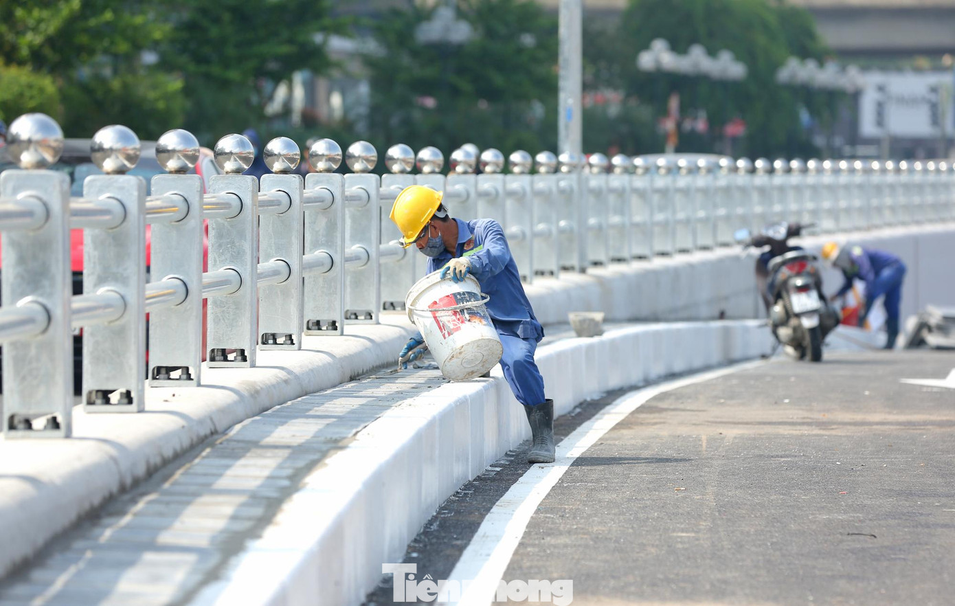 Nhà thầu đang hoàn thiện chỉnh trang nốt những phần việc cuối cùng sẵn sàng cho buổi lễ thông xe sáng mai 5/10.