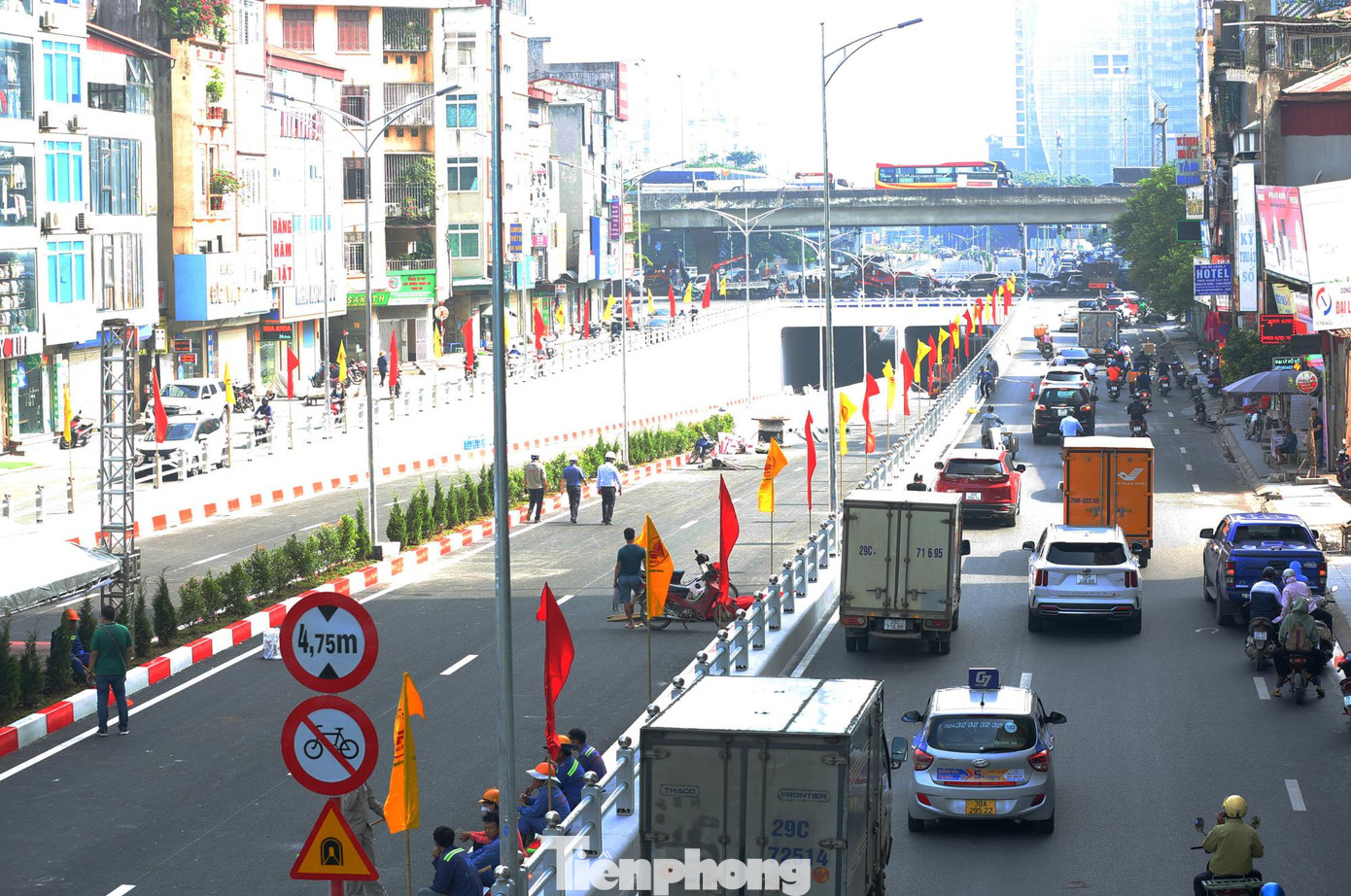 Các biển báo cũng đã được lắp đặt hoàn thiện trước lối dẫn vào hầm chui.