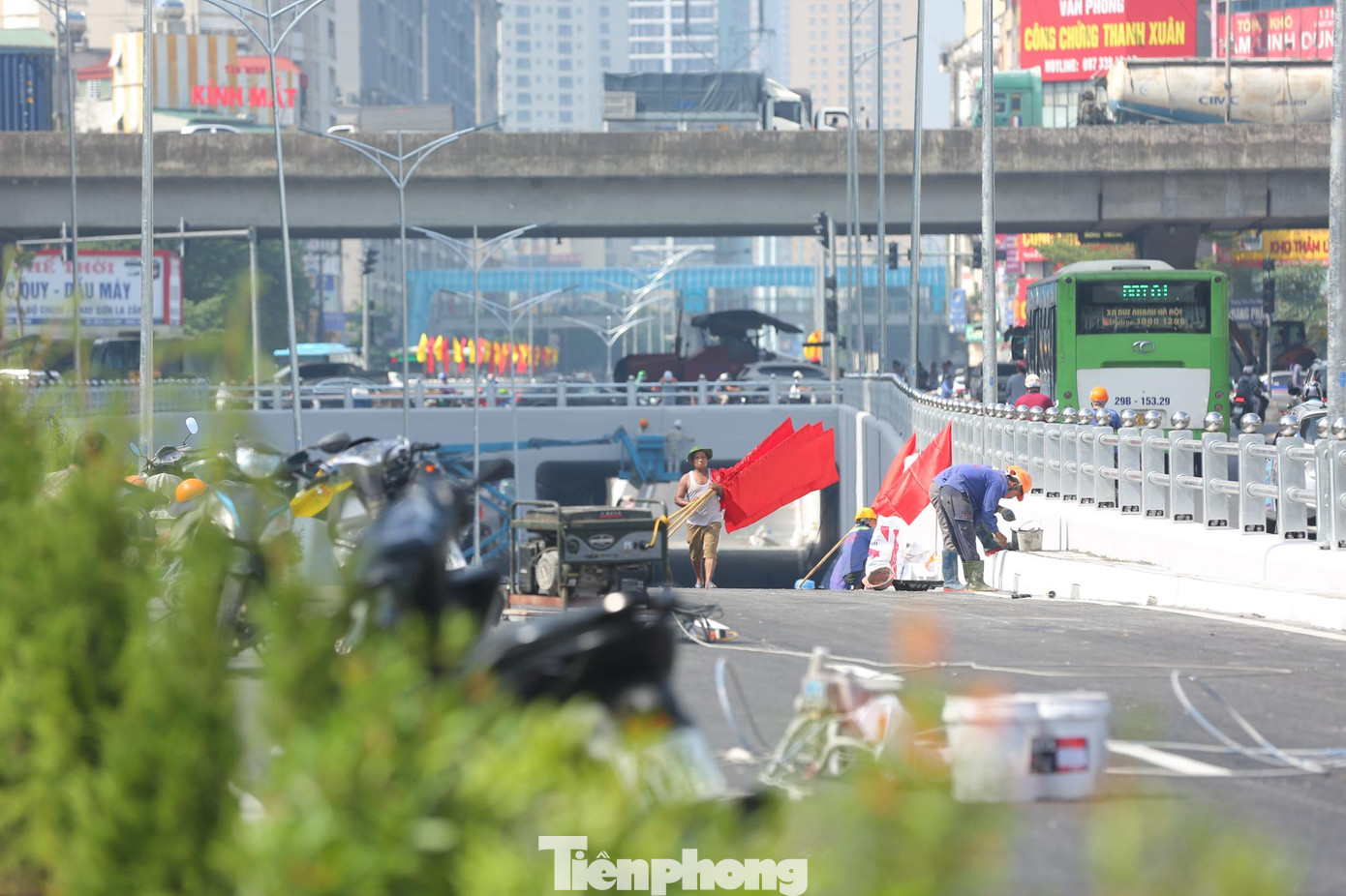 Đại diện Ban Quản lý dự án đầu tư xây dựng công trình giao thông Hà Nội cho biết, theo chỉ đạo của Thành phố, nhà thầu đã đẩy nhanh tiến độ thi công, sớm giải quyết tình trạng tắc đường. Đưa hầm chui “về đích” sớm hơn dự kiến vào ngày 5/10.