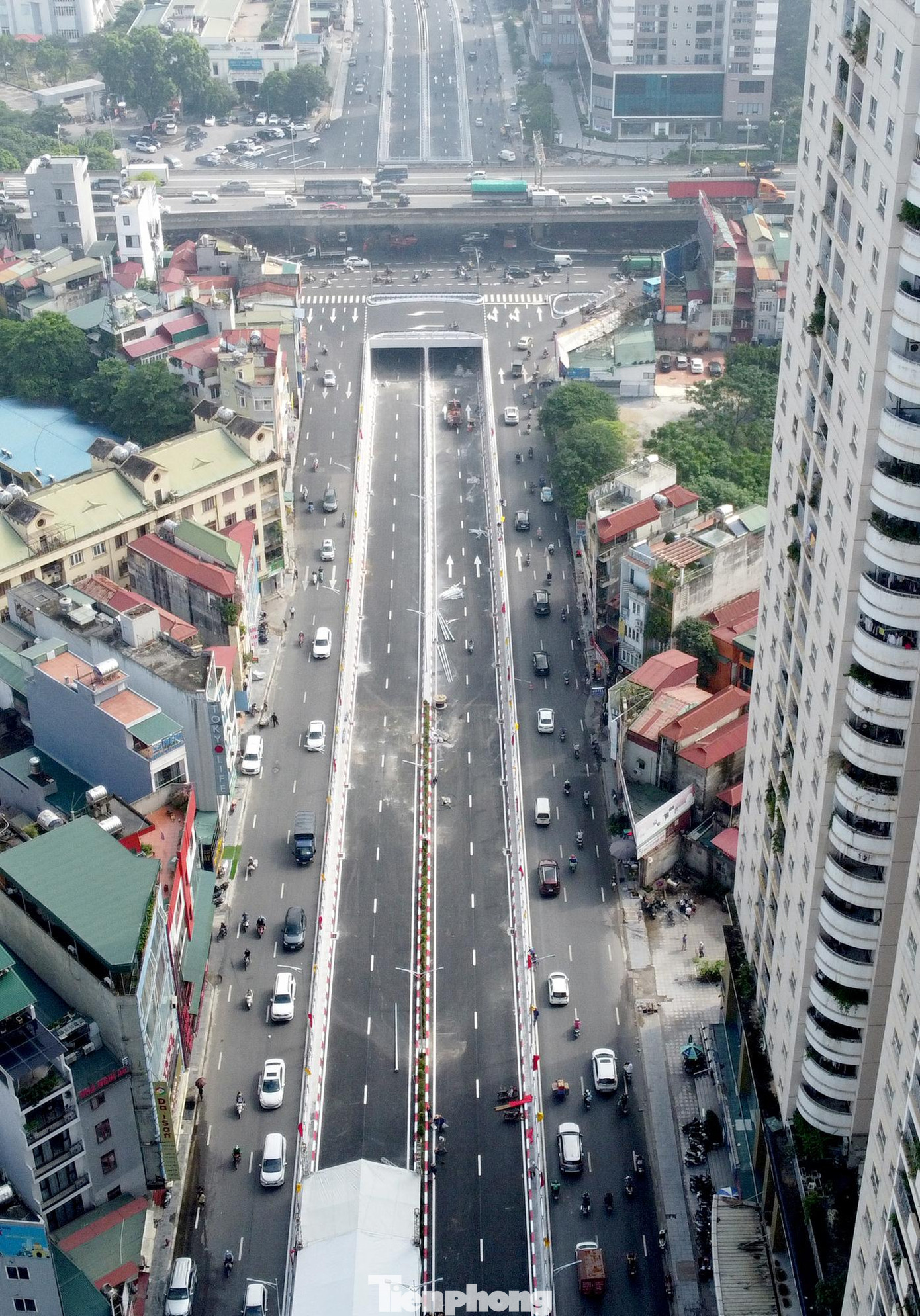 Ghi nhận của báo Tiền Phong, sáng 4/10, các hạng mục cuối cùng của dự án hầm chui Lê Văn Lương đã được hoàn thiện.