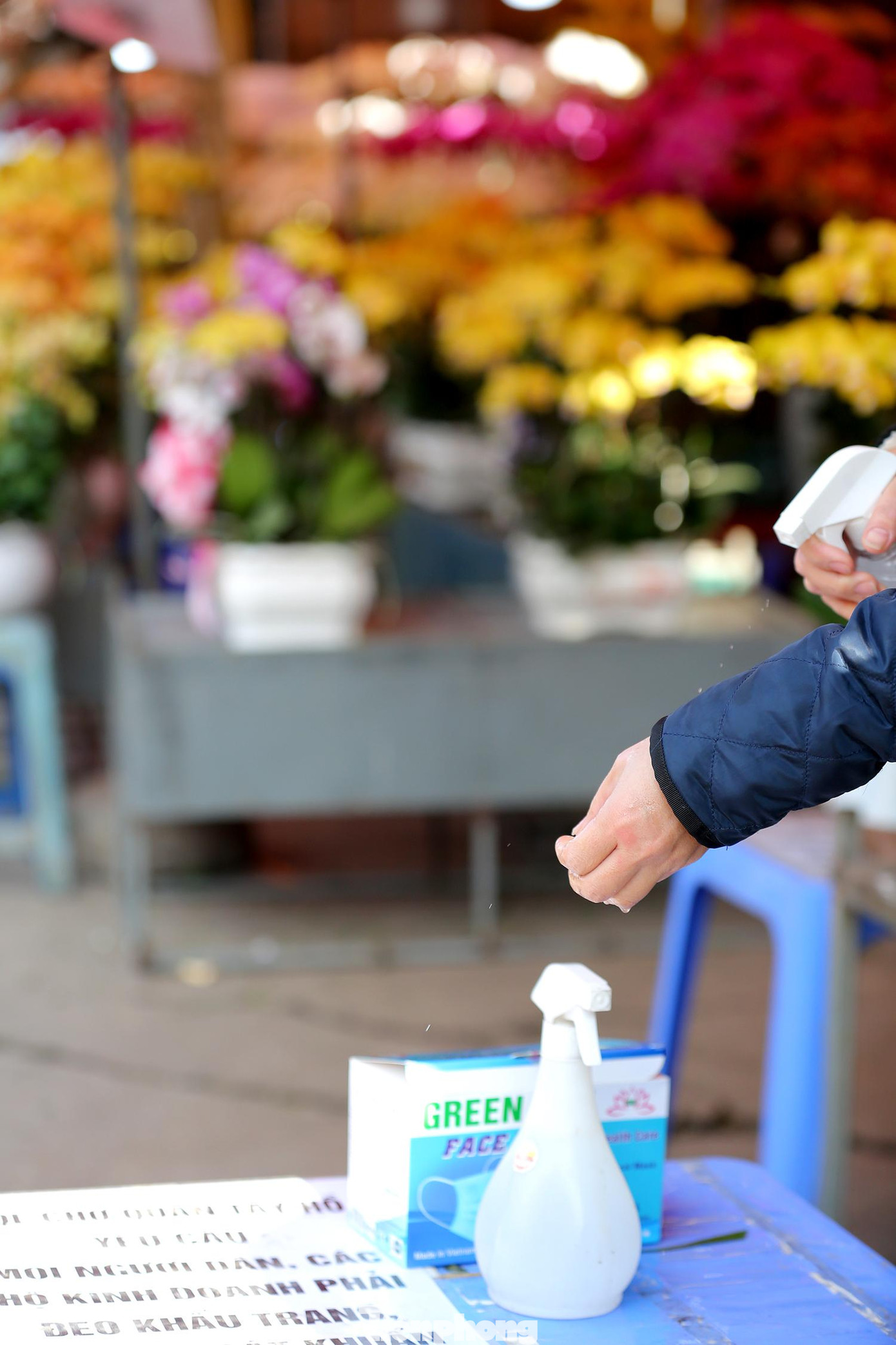 Khách đến mua hàng đều được yêu cầu xịt khử khuẩn.