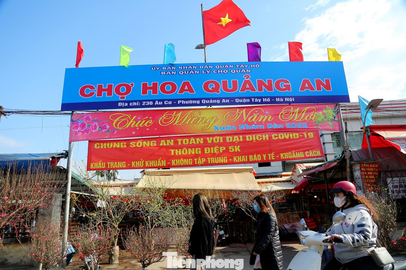 Là chợ đầu mối lớn nhất tại Hà Nội, chợ hoa Quảng Bá rất nhộn nhịp, tấp nập vào những ngày cận Tết.